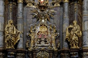 Infant Jesus of Prague: beautiful and gracious